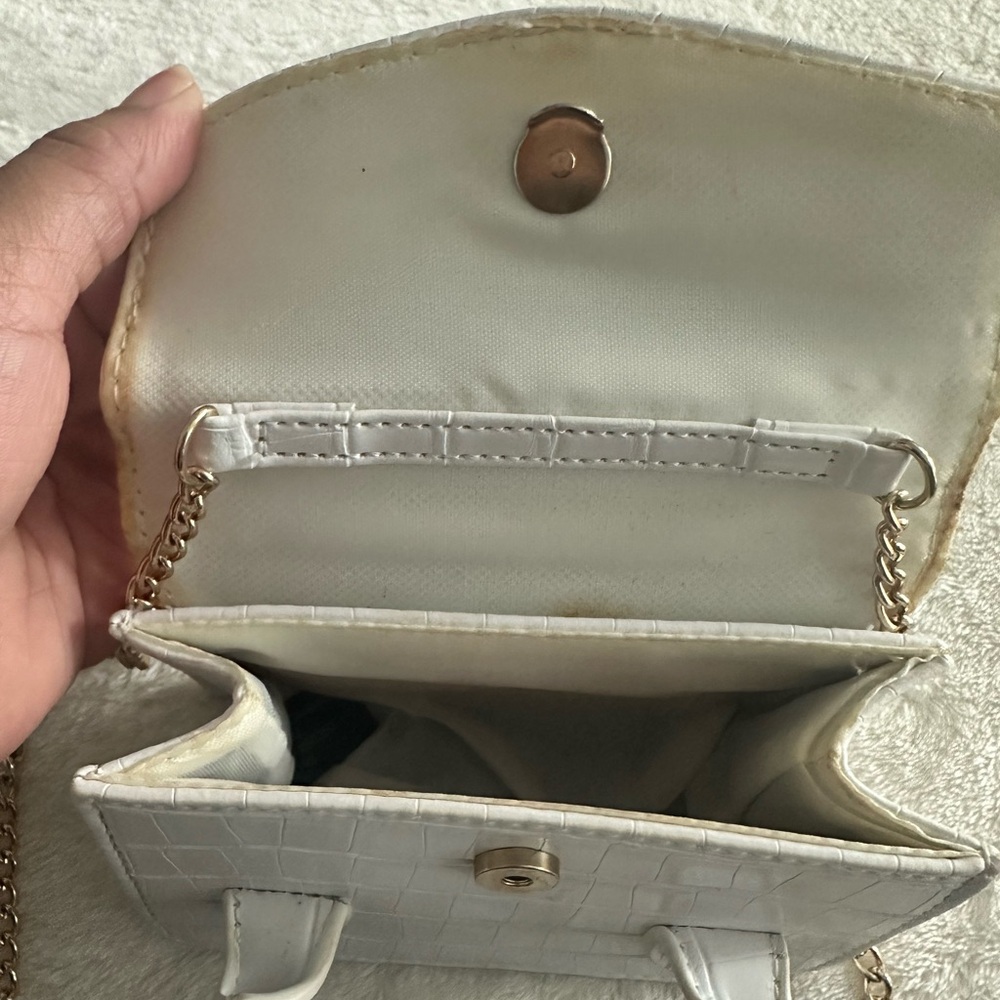 GUESS - Picture 2 of 2